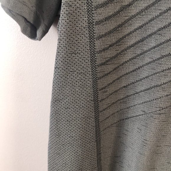 Men’s Under Armour Fitted The Seamless Tee - Picture 3 of 10